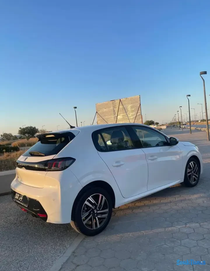Image 4 de l'annonce Peugeot 208 Diesel Blanche - 5 CV - Comme Neuve