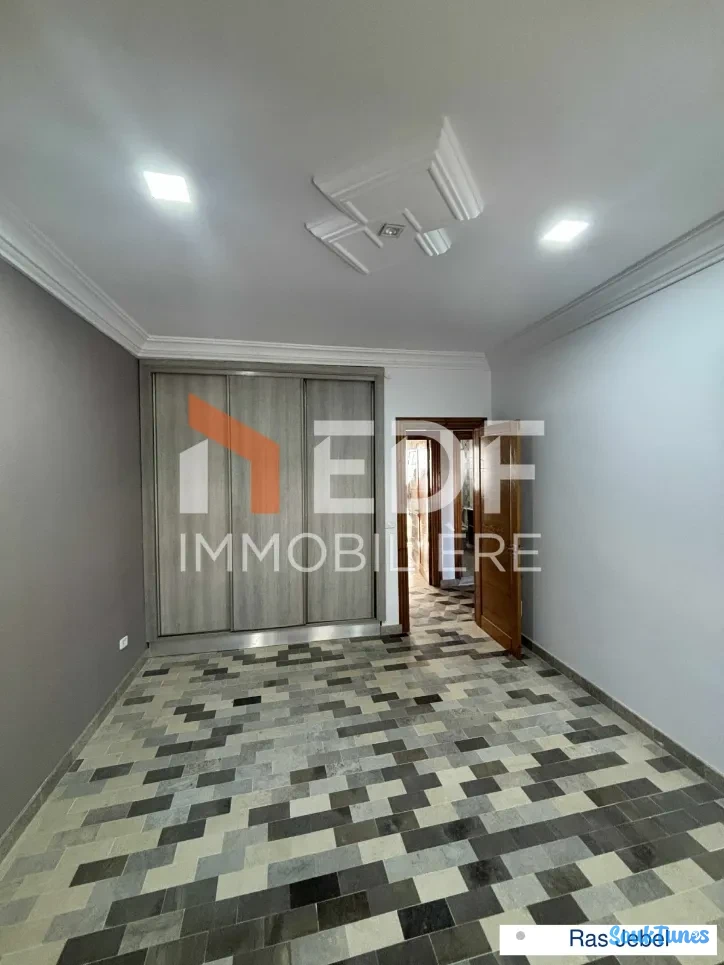 Image 9 de l'annonce A Vendre chic Appartement S+3 à Ras Jebel
