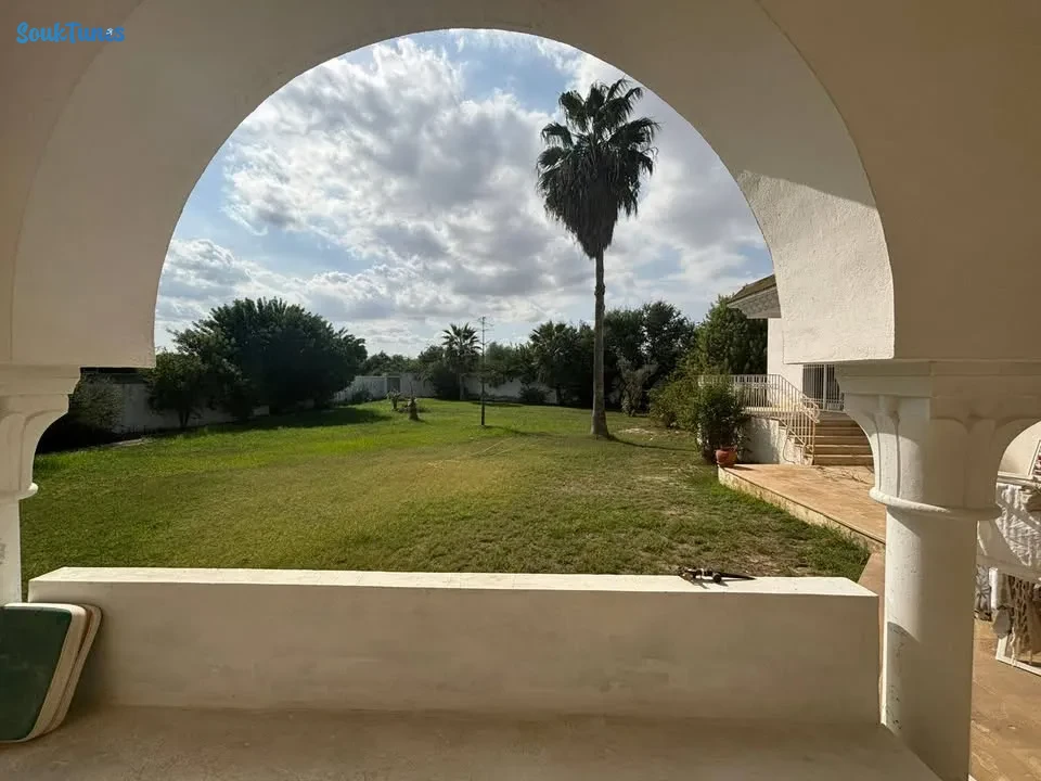 Image 7 de l'annonce villa 2S+5 à la Soukra