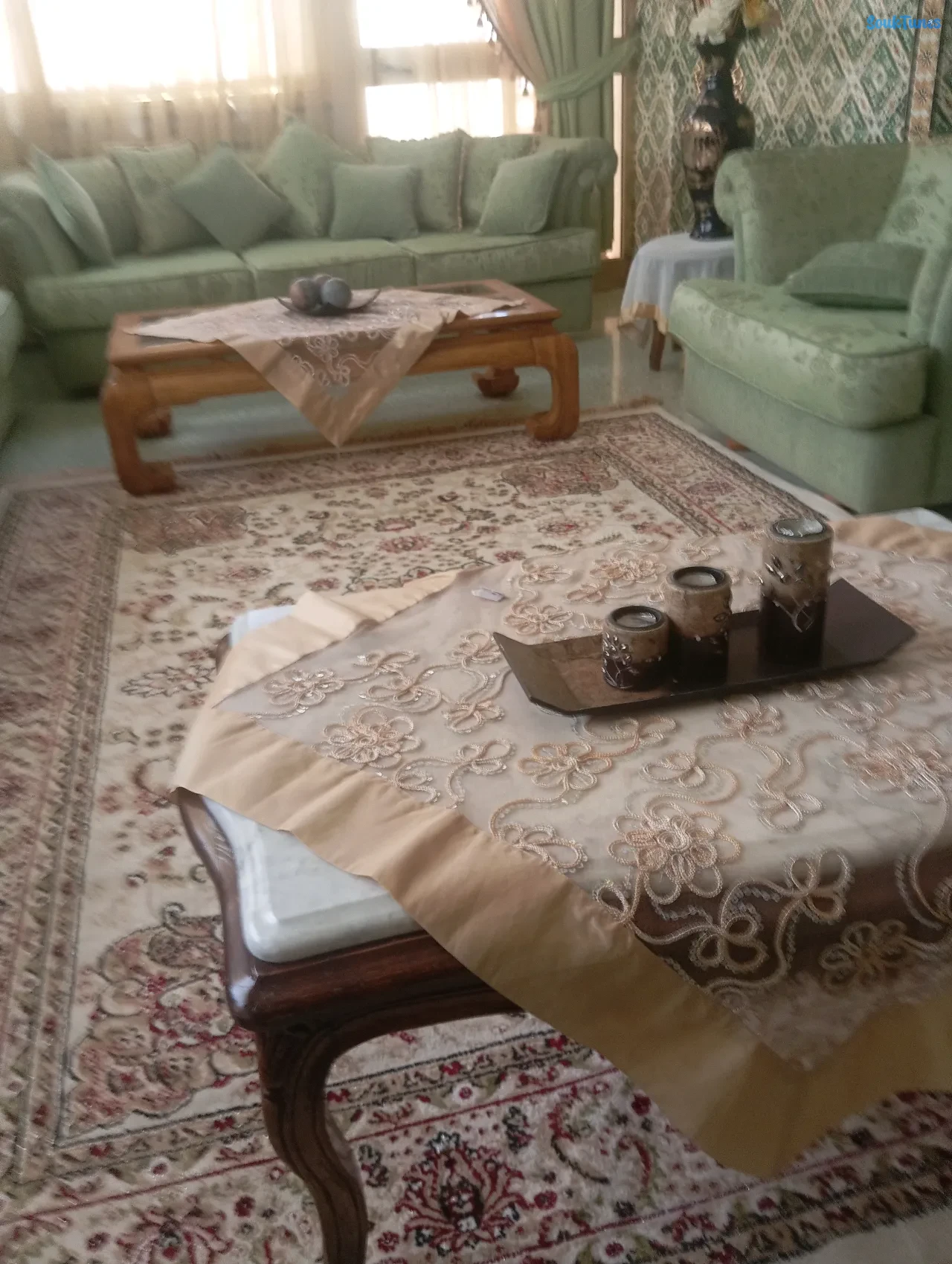Image 1 de l'annonce Table basse de salon classique en bois massif