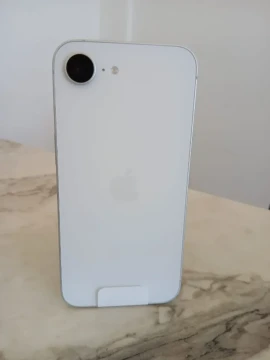 Image principale de l'annonce iPhone 16e blanc en très bon état 1400 DT